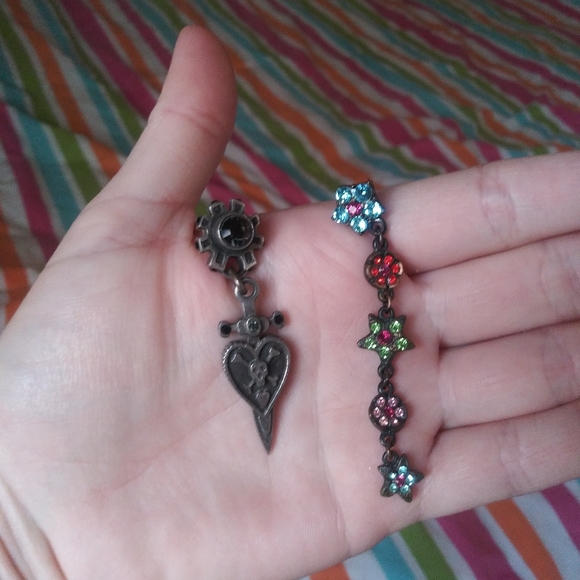 Stylish Gothic/floral lodd pair of earrings! - Picture 2 of 3